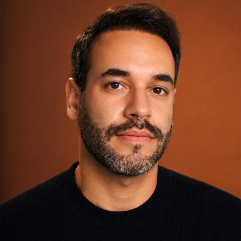 Aaron Aznar, Senior Product Designer especializado em Product Design, UX Strategy, Design Systems e Inteligência Artificial aplicada ao design.